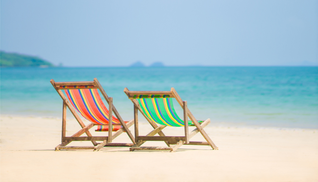 Liegestuehhle am Strand neu